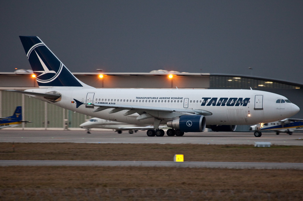 Tarom A310-325(ET) taxiing YR-LCA.jpg