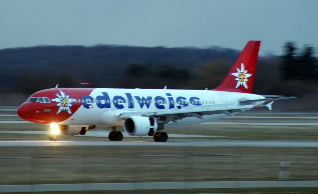 Leider in schlechtem Licht.<br />HB-IHY Edelweiss A320