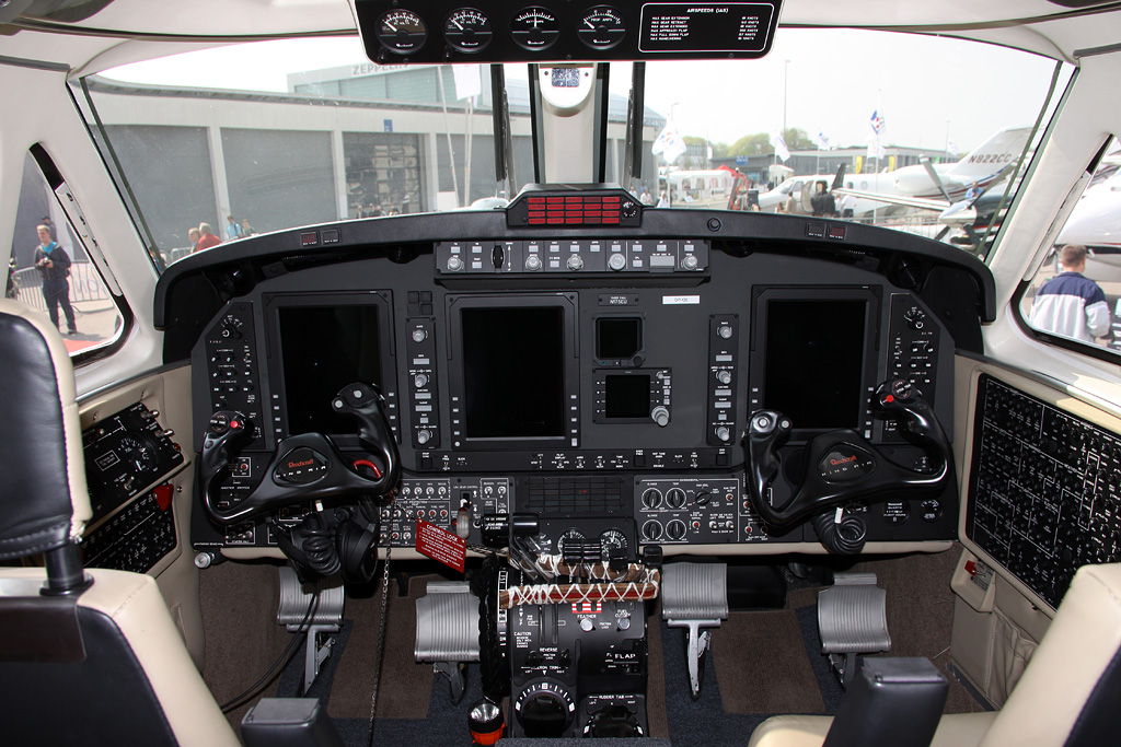 Kingair250_cockpit.jpg