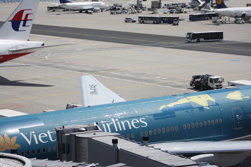 Man sieht wie Vietnam Airlines ihre Flugzeuge pflegt