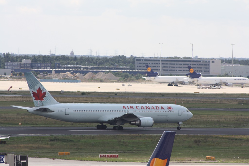 Air Canada 767-300 C-GHLA