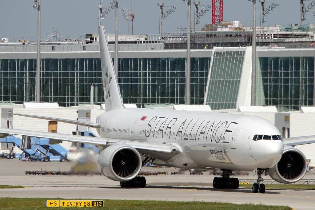 Singapore Airlines Boeing 777-312(ER) 9V-SWJ