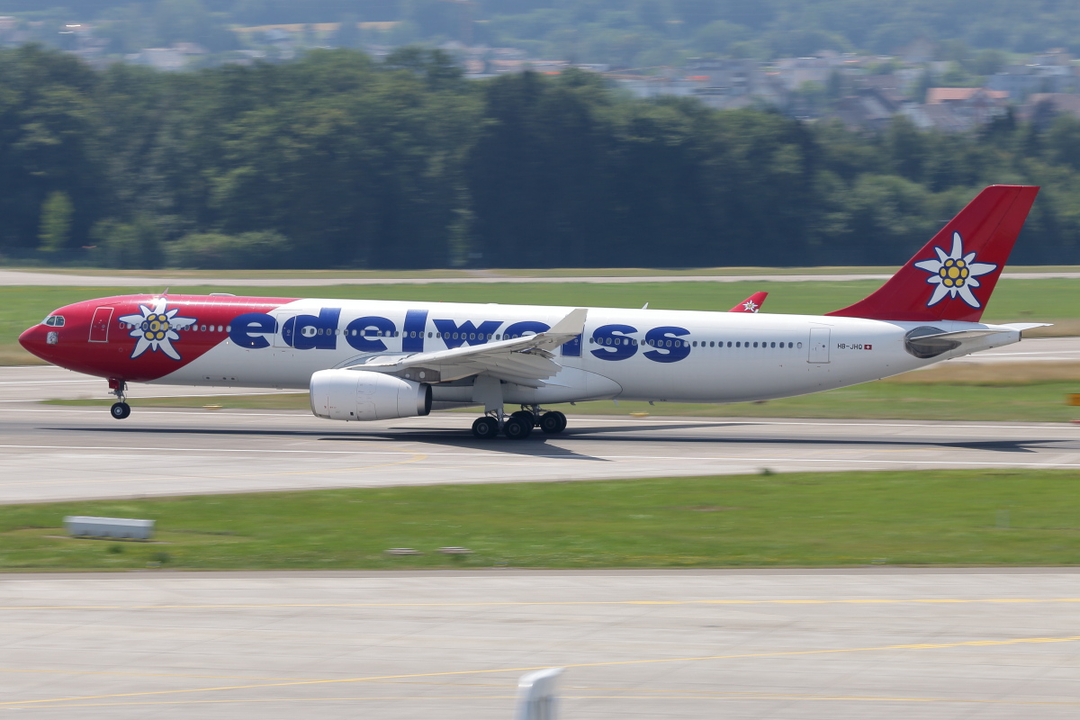 HB-JHQ_Edelweiss_A330-343.JPG