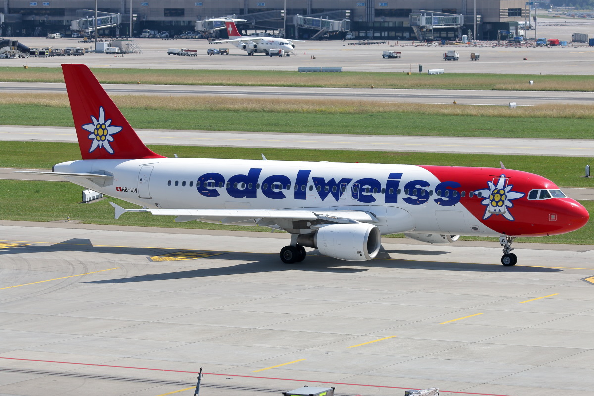 HB-IJV_Edelweiss_A320-214.JPG