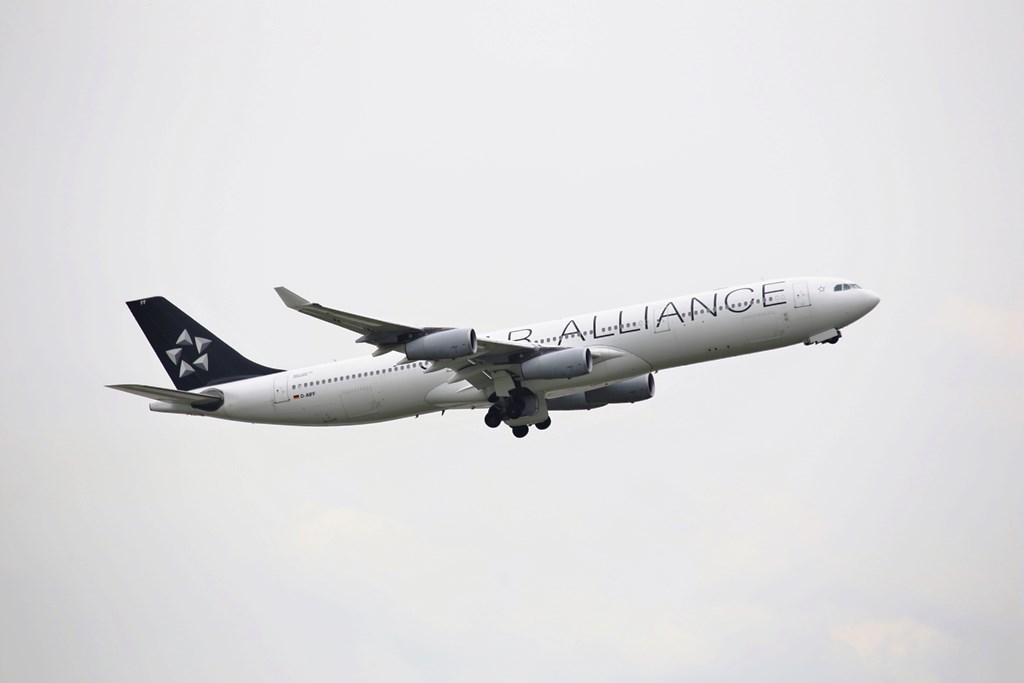 Lufthansa A340-300 "Delmenhorst"