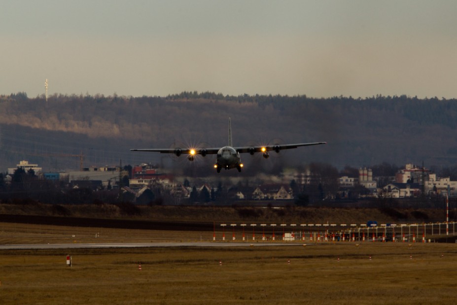 1.jpg (563.63 KiB) 2934 mal betrachtet USA - Navy Lockheed C-130T Hercules - 164995 - "AX"