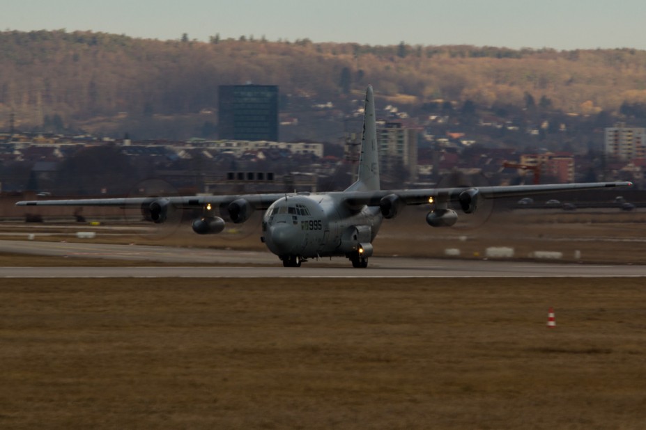 2.jpg (540.4 KiB) 2934 mal betrachtet USA - Navy Lockheed C-130T Hercules - 164995 - "AX"