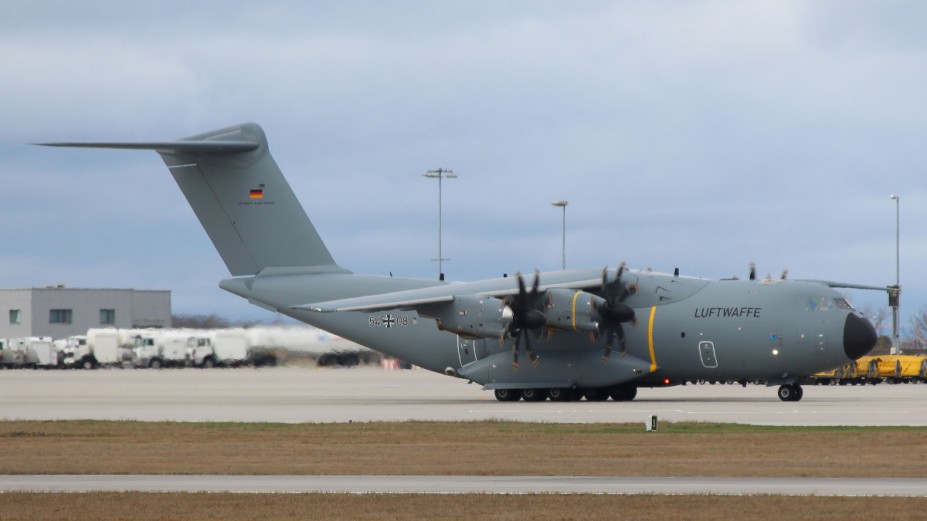 hh.JPG (694.23 KiB) 2112 mal betrachtet Luftwaffe / A400M / 54+08