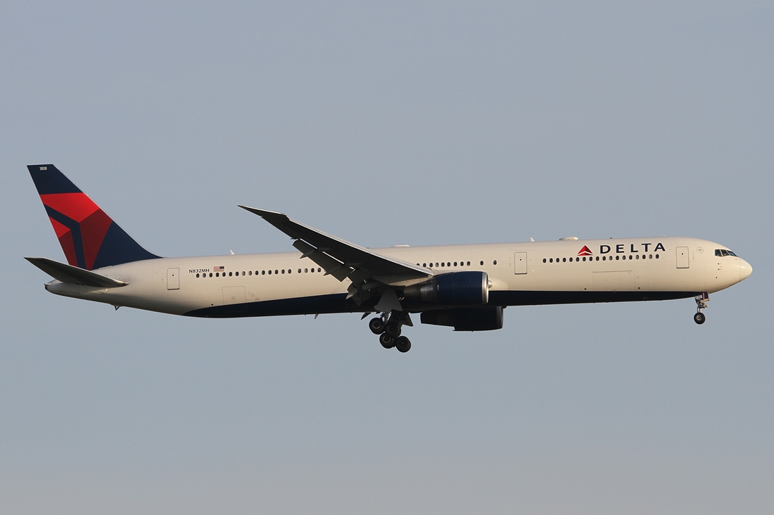 Delta Air Lines Boeing 767-400 N832MH