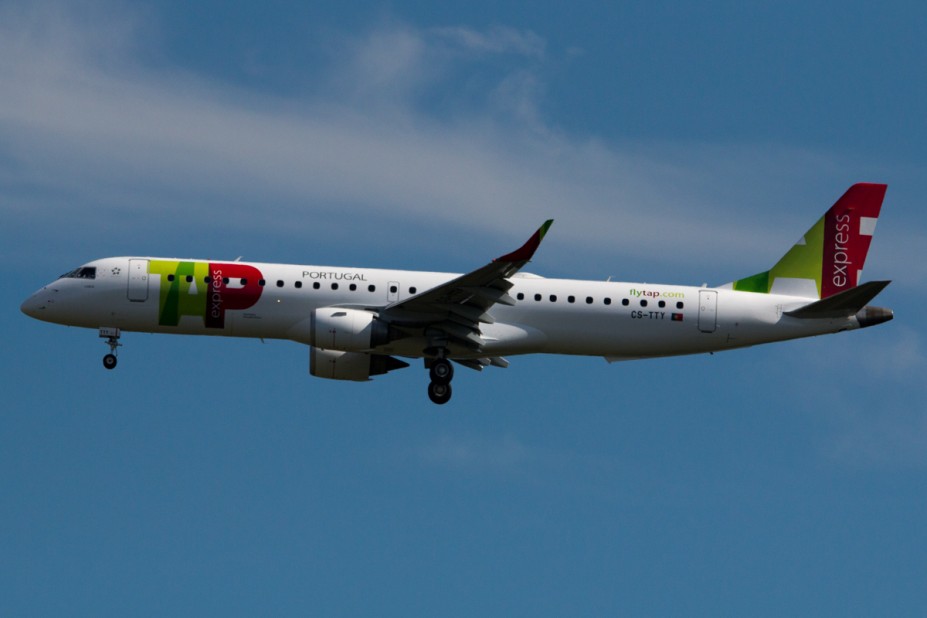01.jpg (617.88 KiB) 4818 mal betrachtet TAP Express Embraer ERJ-195-200AR - CS-TTY "Lisboa"