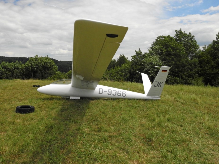 DSCN0140.JPG (601.56 KiB) 1482 mal betrachtet D-9366<br />Fliegendes Museum Hahnweide<br />Schempp-Hirth SHK (Bj. 1965)