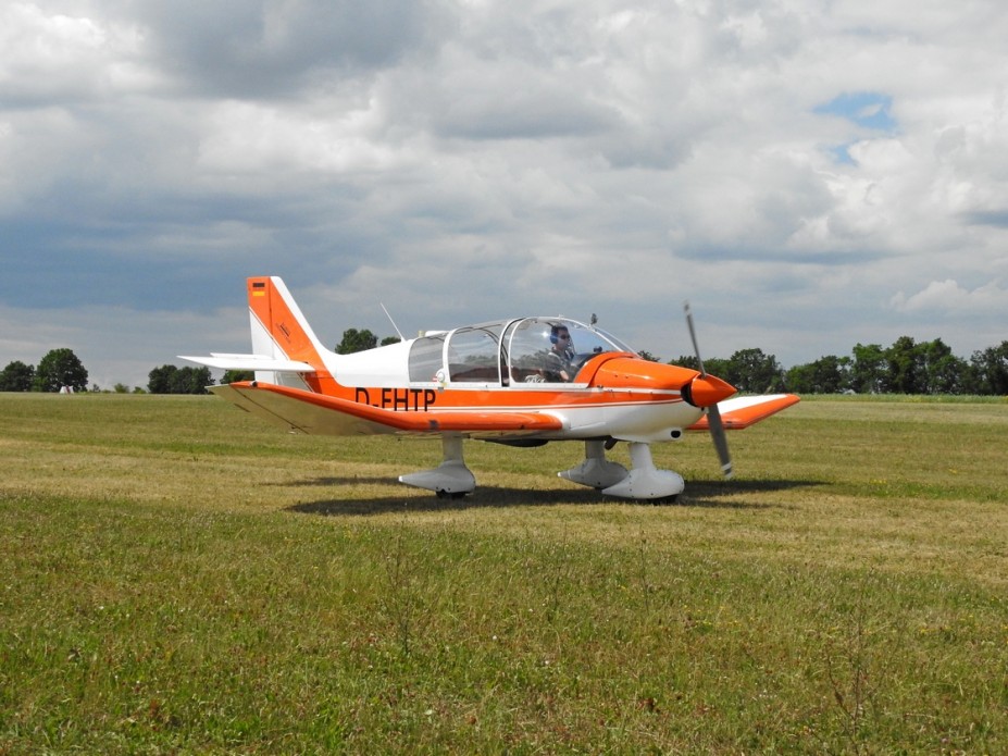 DSCN0227.JPG (576.96 KiB) 1480 mal betrachtet D-EHTP<br />Fliegergruppe Ellwangen<br />Robin DR-400/140 B