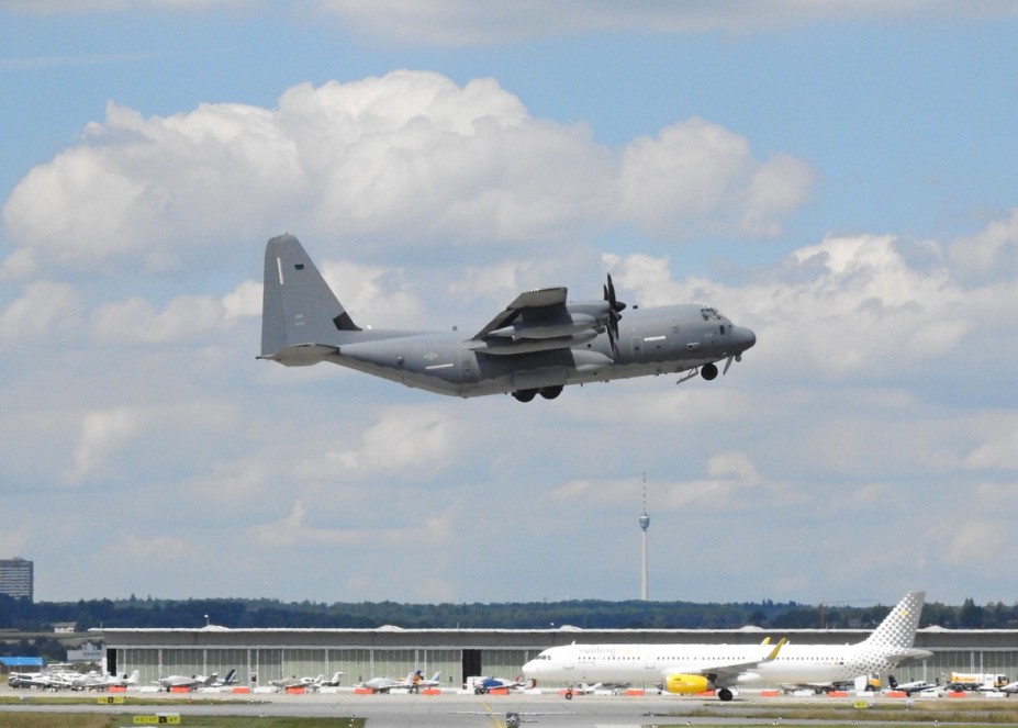 DSCN1696.JPG (412.42 KiB) 2510 mal betrachtet US Air Force<br />Lockheed MC-130J Hercules (L-382)<br />11-5737 (cn 382-5737)