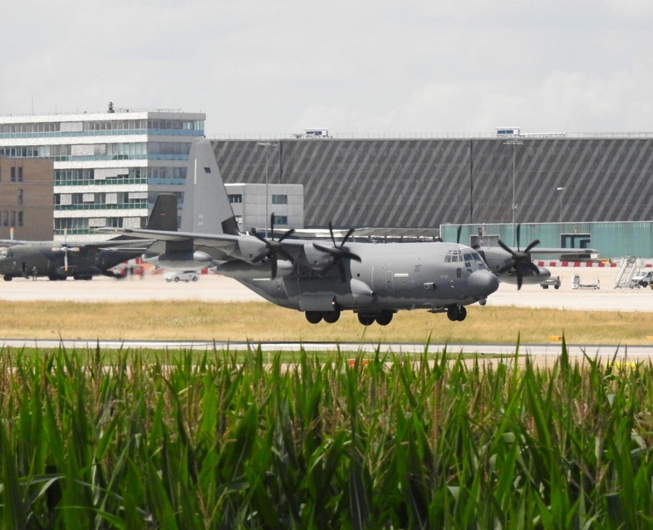 DSCN1746.JPG (555.66 KiB) 2475 mal betrachtet US Air Force<br />Lockheed MC-130J Hercules (L-382)<br />11-5737 (cn 382-5737)