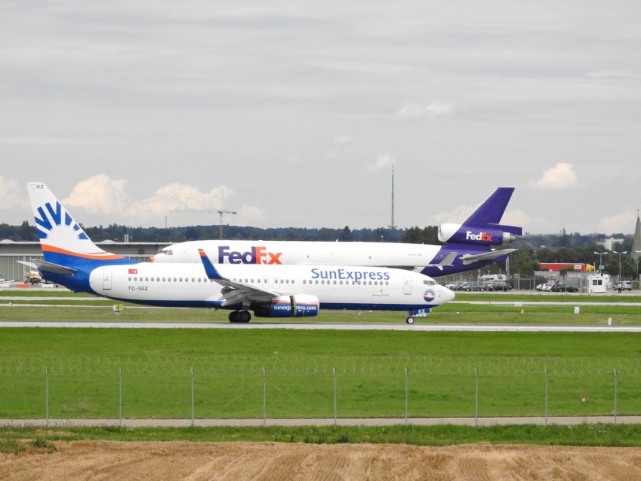 DSCN3270.JPG (454.89 KiB) 4183 mal betrachtet Beide in einem Foto vereint.<br />SunExpress <br />Boeing 737-8HC(WL)<br />TC-SEZ (c/n 61183)