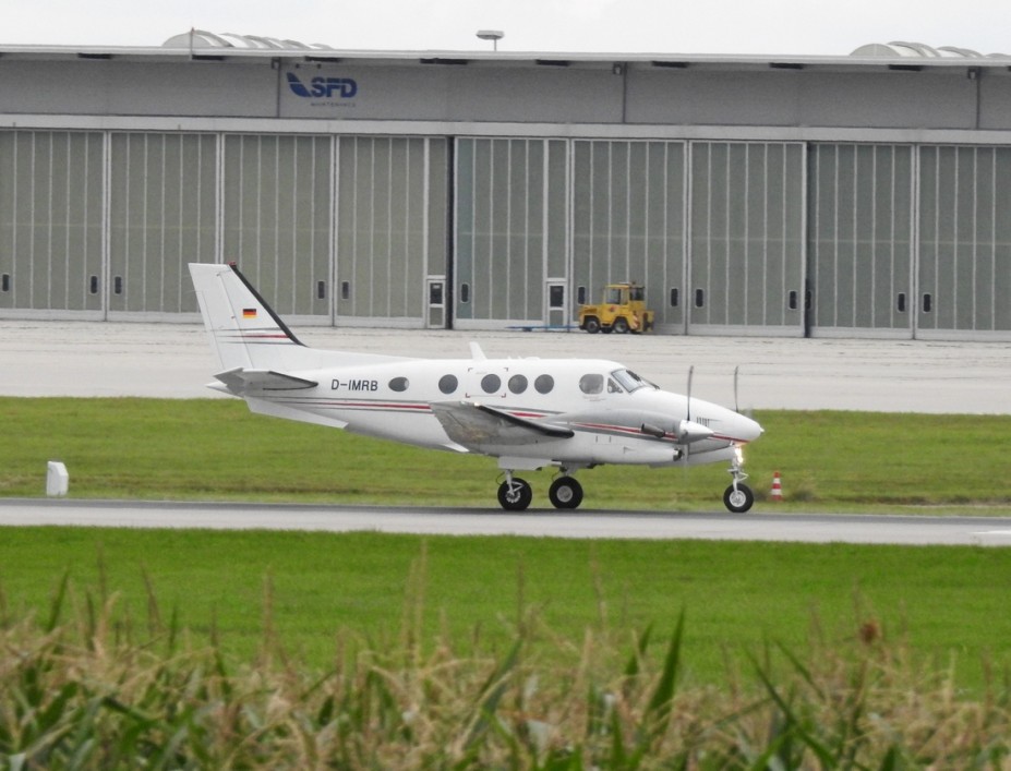 DSCN3169.JPG (470.25 KiB) 4198 mal betrachtet EFD Eisele Flugdienst<br />Beech C90GTI King Air<br />D-IMRB (c/n LJ-1900)
