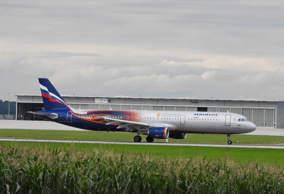 DSCN3307.JPG (431.56 KiB) 4190 mal betrachtet Aeroflot - Russian Airlines<br />Airbus A321-211<br />VP-BTL (c/n 5881)<br />Manchester United colors