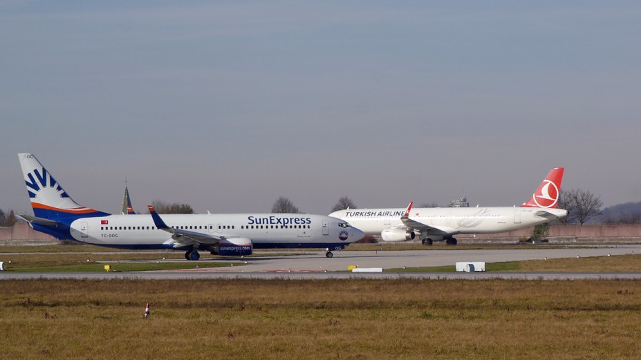 SunExpress Boeing 737-8HC und Turkish Airlines Airbus 321-231