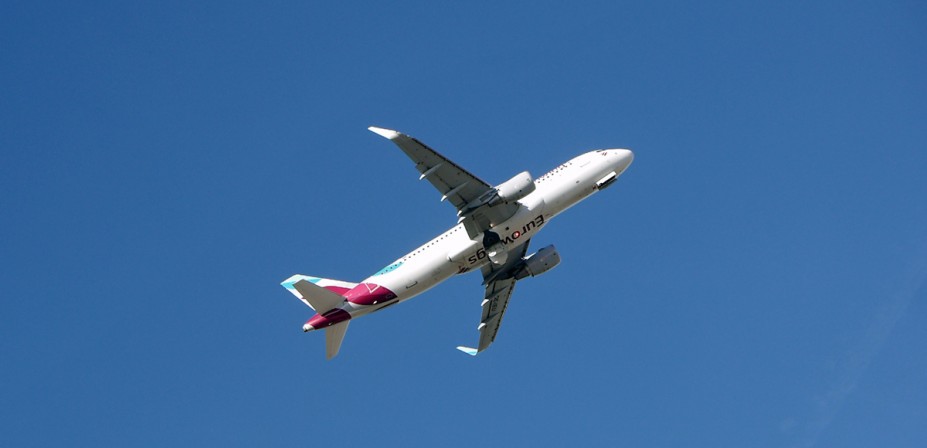 Eurowings Airbus A320-200 sharklets taucht ins Blau