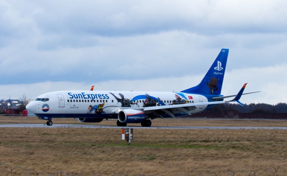 IMG_8496.jpg (510.78 KiB) 1609 mal betrachtet SunExpress B737-800 Playstation Livery TC-SNN