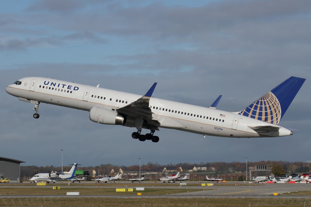 N12116 United Airlines 757-224