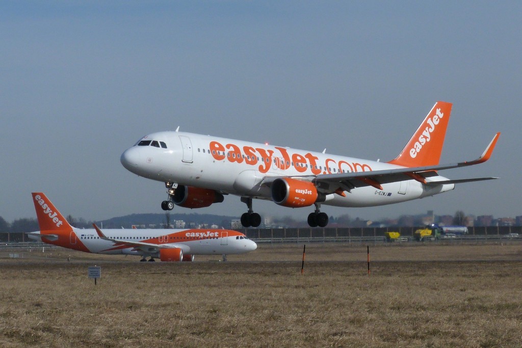 G-EZWJ A320-214 Easyjet