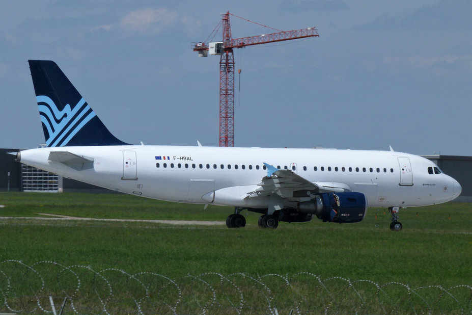 P1160672.jpg (554.38 KiB) 2462 mal betrachtet F-HBAC A319-111 Aigle Azur für TAP