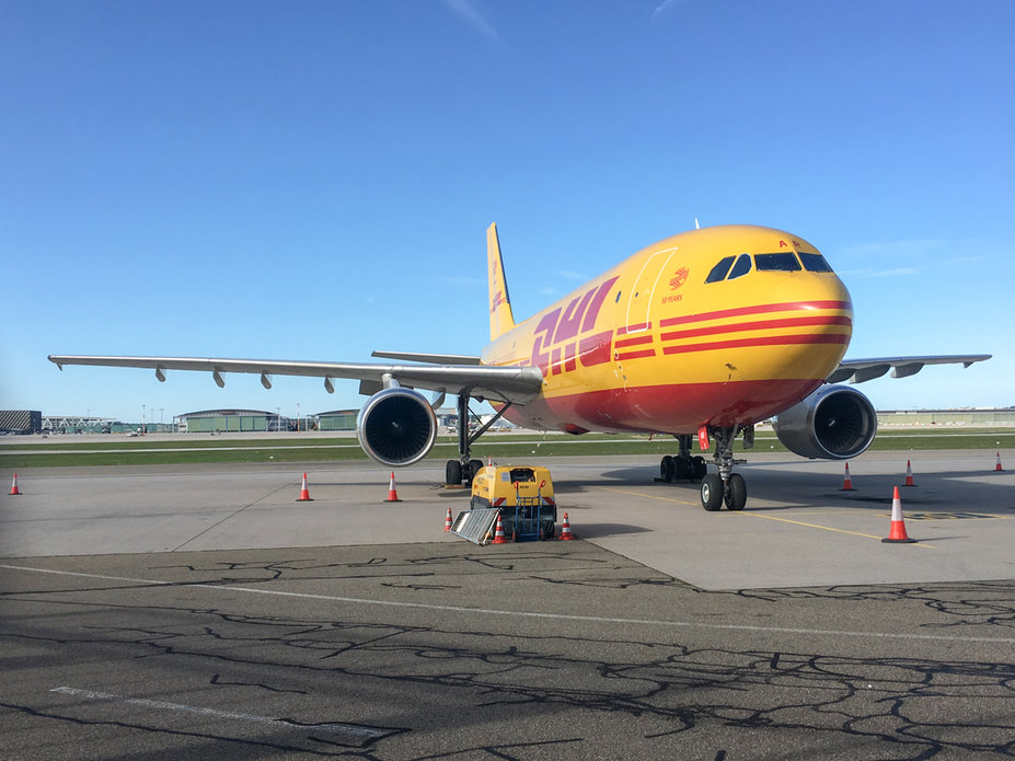 IMG_0502.jpg (666.65 KiB) 2883 mal betrachtet D-AEAR // Airbus A300B4-622R(F) (25 Jahre alt) // DHL (mit Bryan Adams Sticker) // im Luftfrachtzentrum am Flughafen Stuttgart