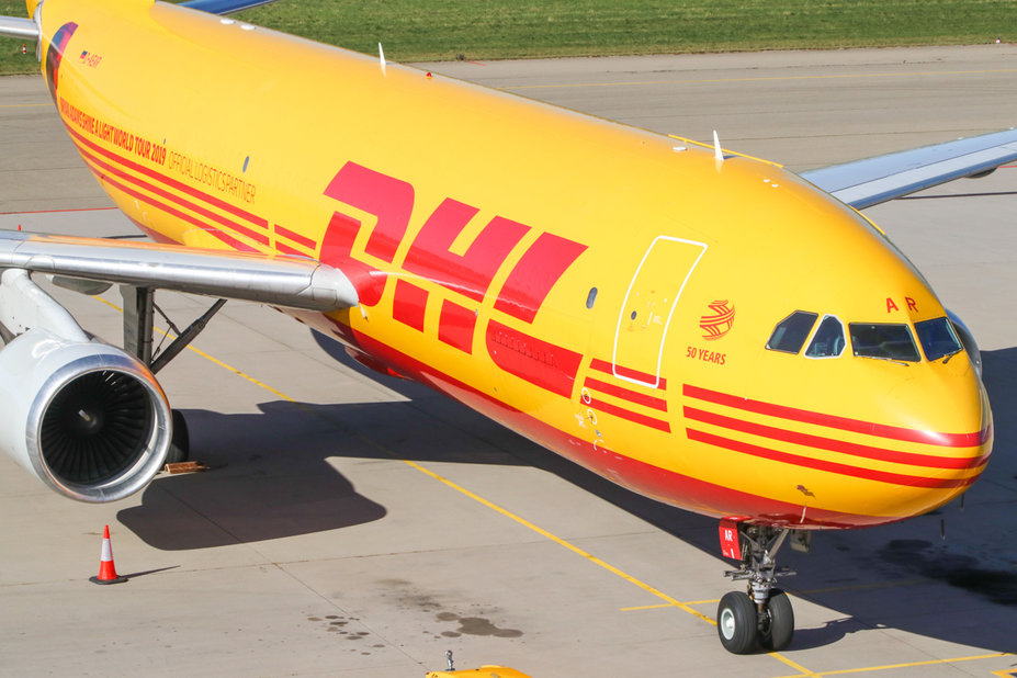 IMG_1807.jpg (645.54 KiB) 2883 mal betrachtet D-AEAR // Airbus A300B4-622R(F) (25 Jahre alt) // DHL (mit Bryan Adams Sticker) // im Luftfrachtzentrum am Flughafen Stuttgart