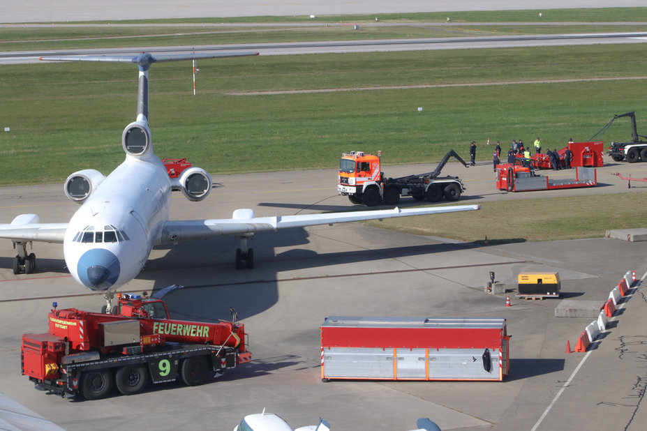 IMG_1827.jpg (643.28 KiB) 2589 mal betrachtet Die Stuttgarter Flughafenfeuerwehr beim Üben