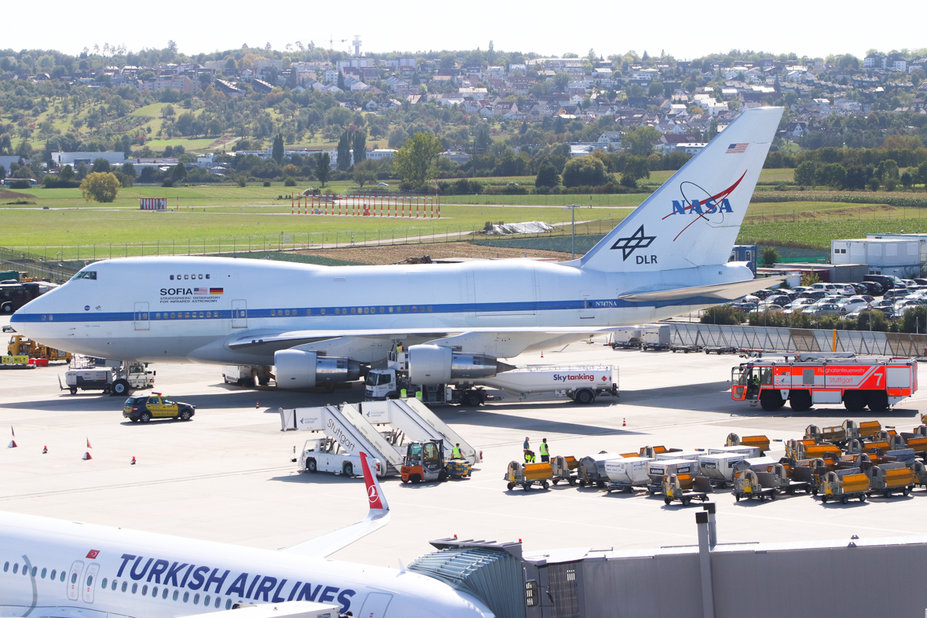 IMG_1772.jpg (789.96 KiB) 3259 mal betrachtet N747NA // Boeing 747SP-21 (42 Jahre alt) // NASA // am Flughafen Stuttgart während der Betankung