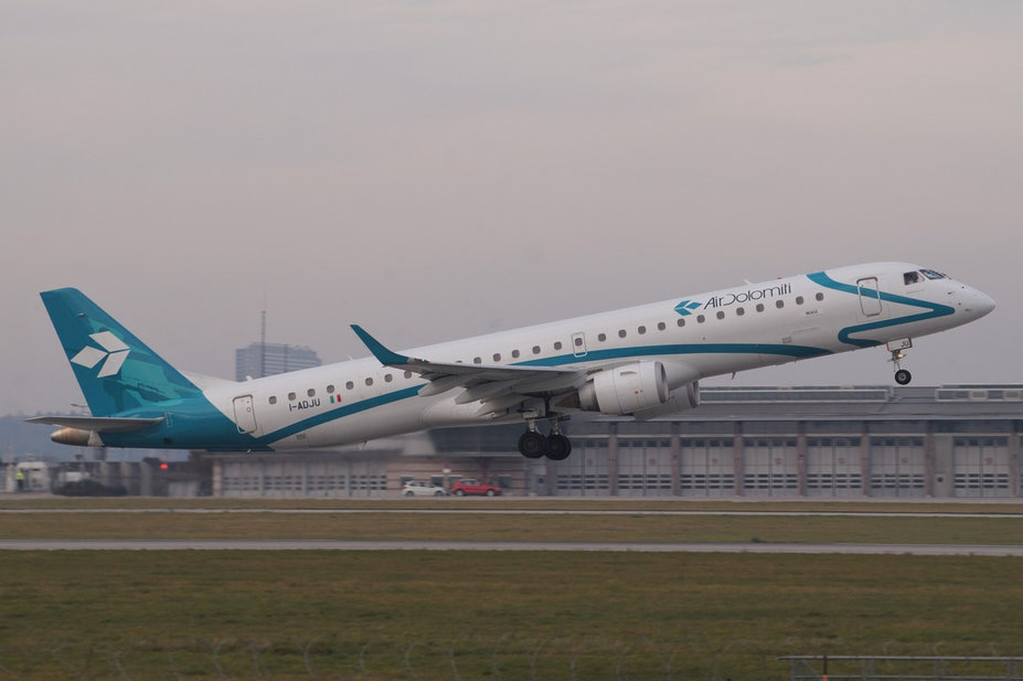 DSC01569.jpg (402.17 KiB) 2493 mal betrachtet I-ADJU E195LR Air Dolomiti