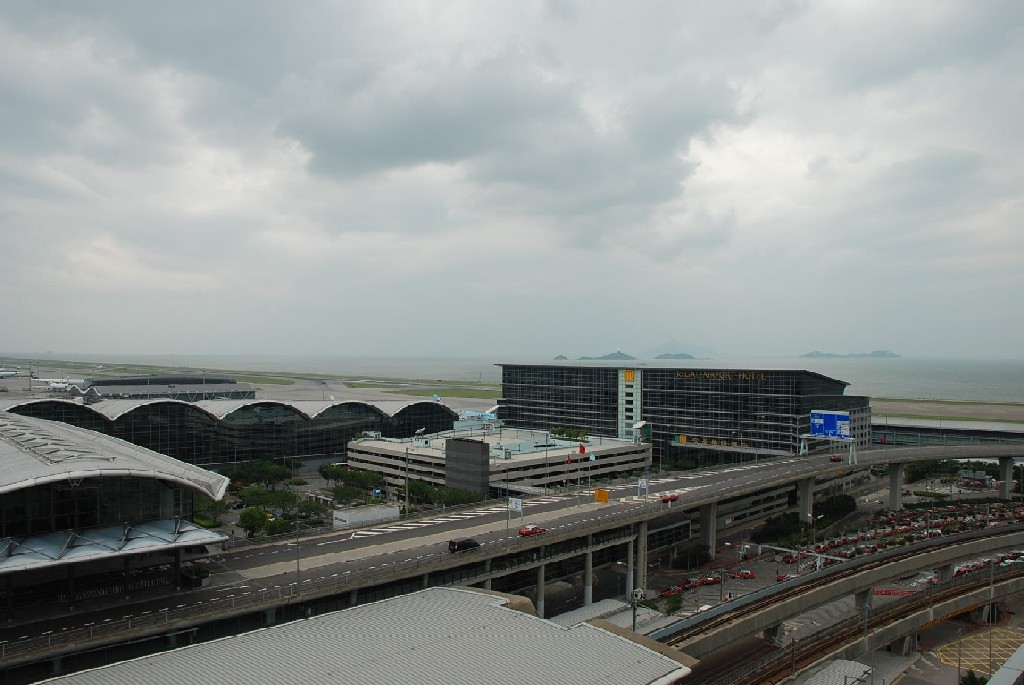 Sicht rechts auf die andere Bahn, und das Airport Hotel, wo die Teile durch die Lobby fliegen, wenn sie dementsprechend anfliegen. Zimmer sind übrigens nicht so arg teuer.
