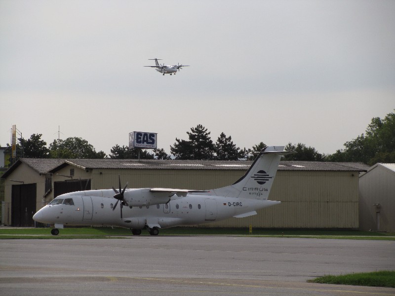 Dann sind fast gleichzeitig die beiden DO-328 von Cirrus aus Hamburg und Berlin gekommen. <br />D-CIRC und D-CCIR.