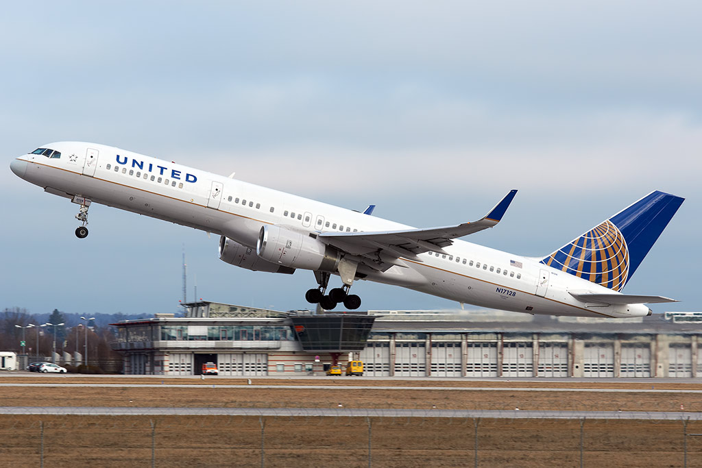 United (Continental) Boeing 757-224 N17128