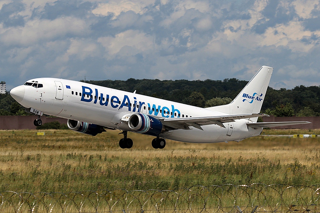 YR-BAM  Boeing 737-4Q8  Blue Air.JPG