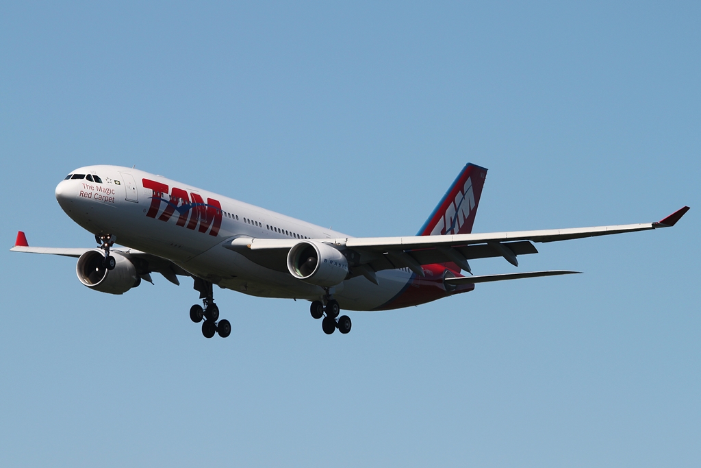 TAM Airbus A330-223 PT-MVU